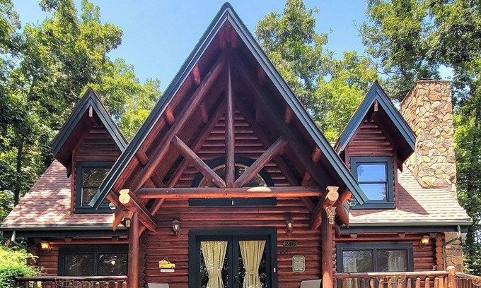Bristol Cabin | Dice Dagger's Tavern - Large Family-Sized Cabin w/Gym, RV/EV Hookup!