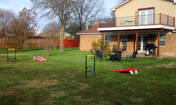 Waco House | Dinnerbell Big Yard & Games 15 Minutes to Downtown