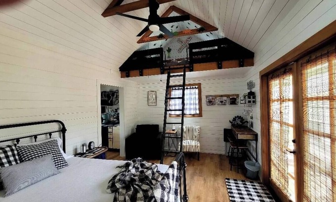 Glen Rose Cottage | Dinosaur Crossing Guesthouse With Loft
