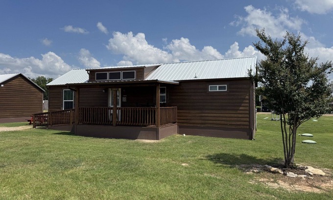 Glen Rose Cabin | Dinosaur Valley RV Park Cabin 6