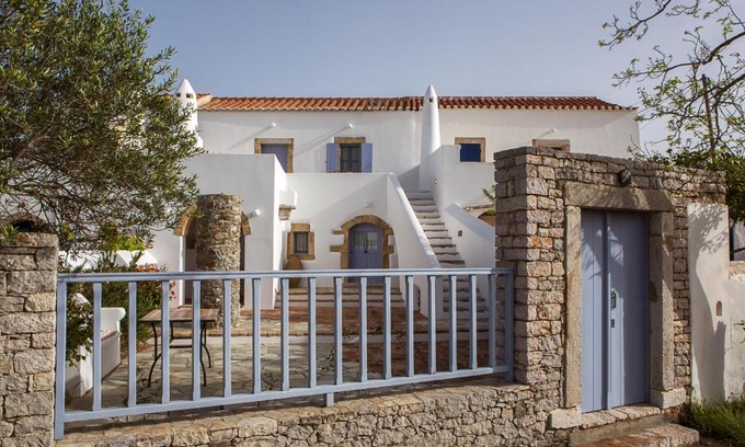 Perlegianika House | Dipaton House