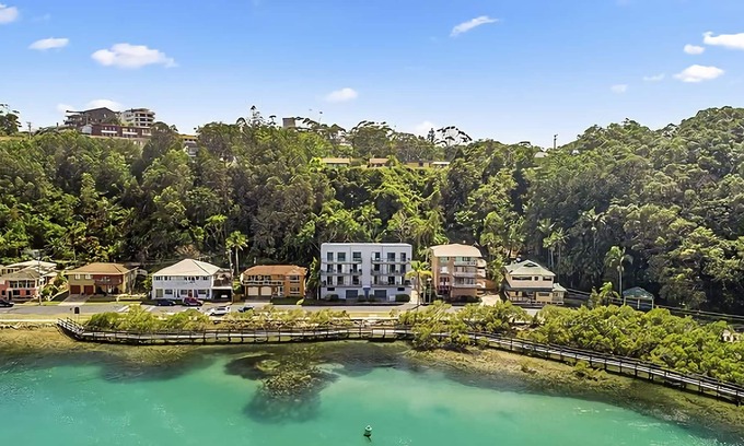 Nambucca Heads Apartment | Direct beach access and just a short walk to town centre, stunning estuary views!