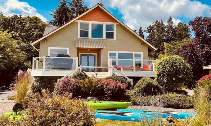 Bremerton House | Direct Beach Access Getaway on Port Orchard!