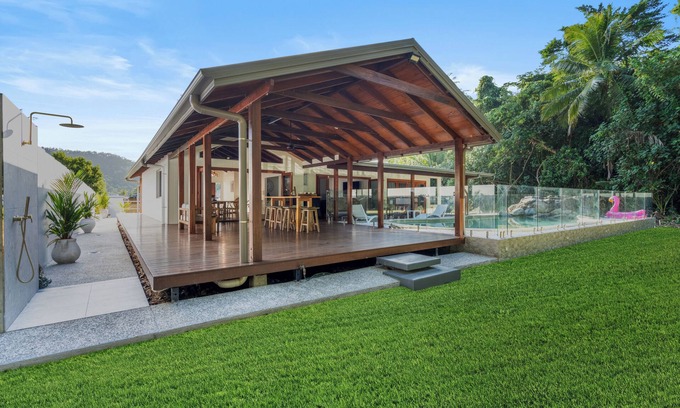 Wonga Beach Villa | Direct Beachfront Spacious 5-bedroom villa in beautiful Wonga Beach with WIFI