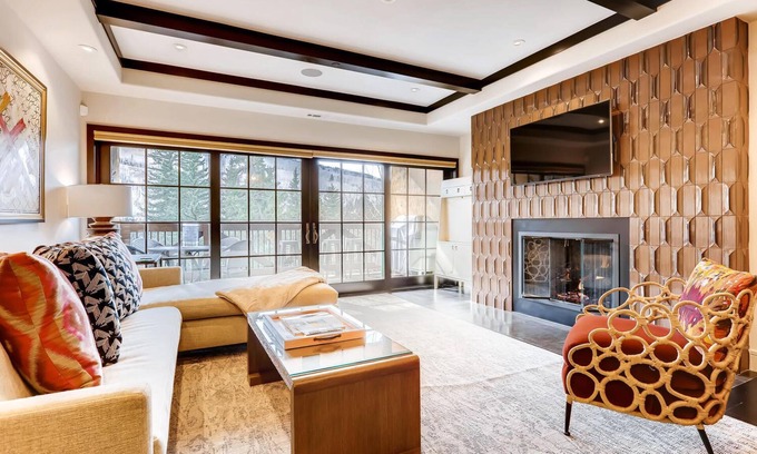 Vail Condo | DIRECT MOUNTAIN VIEW/WALKING DISTANCE TO LIFTS/CONTEMPORARY License# 011090