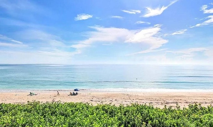 Hutchinson Island South Condo | Direct Ocean View Beach Condo-SNOWBIRDS WELCOME!