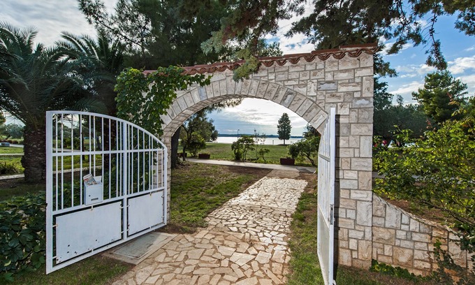 Valbandon Apartment | Directly on the beach - vacation apartment B