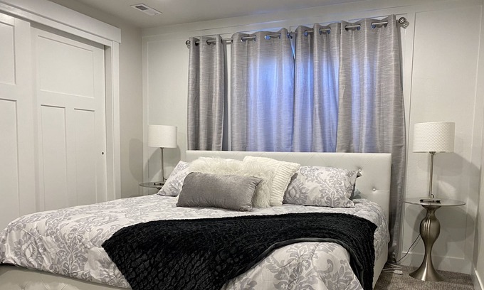Vineyard House | Discount Price!*KING SIZE Bed!*Parking on Premises