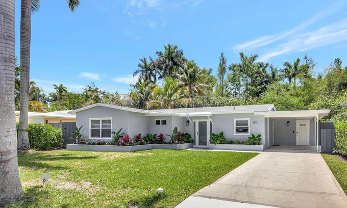 River Oaks House | Discover Luxury Living minutes from Beaches and Downtown Las Olas.