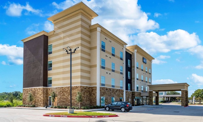 Katy Resort | Discover More of Katy, Texas! Two Relaxing Units w/FREE Parking and Breakfast!