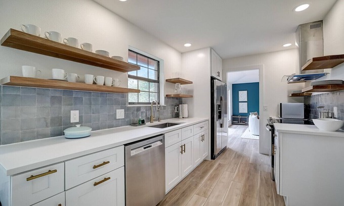 Manor House | Discover Your Ideal Austin Retreat: Spacious Home Near COTA, Downtown, and SXSW Venues