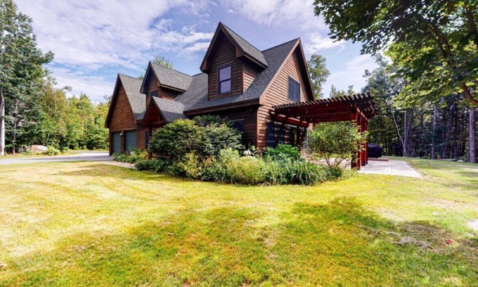 Kingfield House | Discover your mountain escape: A cozy retreat with breathtaking views, a hot tub under the stars!