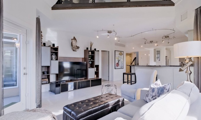 North End House | Discovery Bay, Townhouse 2.nExecutive, Premier, Luxury Lakeside Vacation Rental.