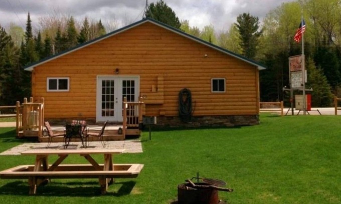 Paradise House | Discovery Lodge- Pet Friendly & Close to the Tahquamenon Falls!
