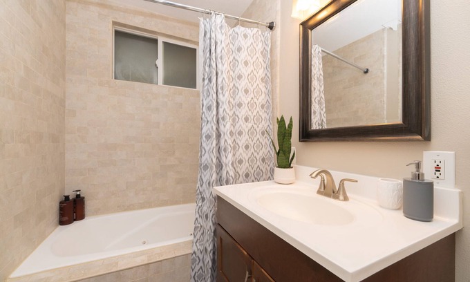Buena Park House | Disneyland 9 min pool house long term