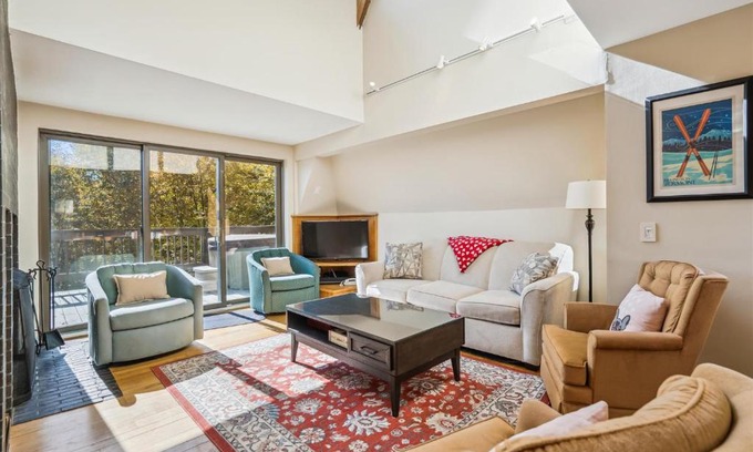 Killington House | Distinctive 4 bedroom townhouse, hot tub, minutes from the slopes Winterberry 1