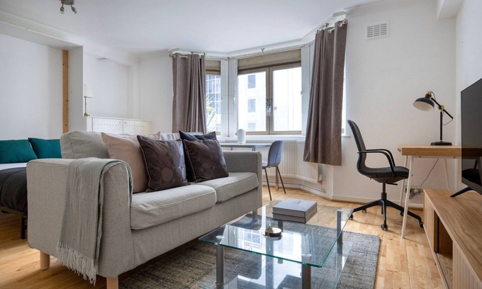 Tower Hill Apartment | Divine City of London Studio w/Concierge, nr Station, by Blueground