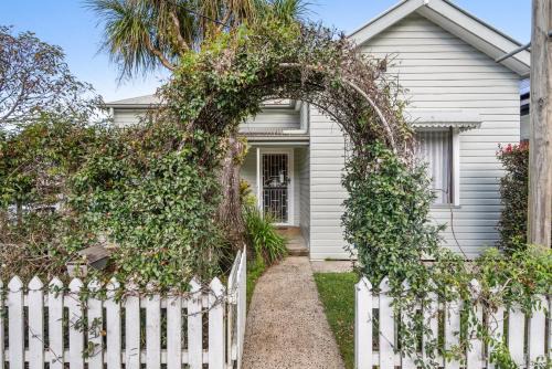 Bangalow House | Divine Cottage - Main Street Bangalow