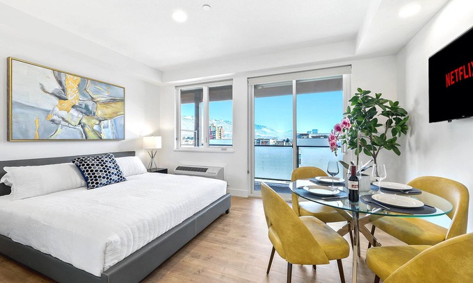 City Centre Apartment | Divine King Suite | Heart of Downtown | Patio View