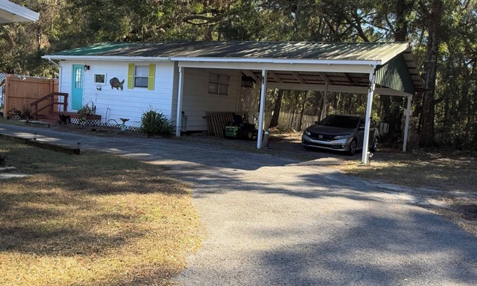 Dunnellon Cottage | Divine Springs retreatwith WiFi, AC,horses welcome, gym, hot tub, & pool.