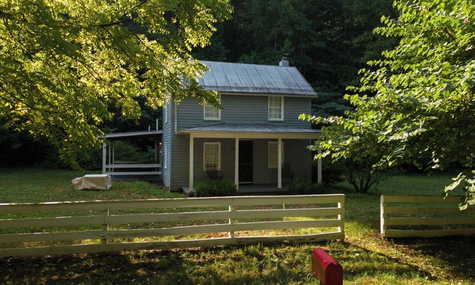 Luray House | DLT Cabins, LLC - Holler Hideaway Cozy house sleeps 4 on 10 Minutes from SNP