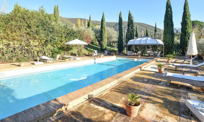 Poggio Catino House | Do you live in a villa, or have you always wanted to? Then this vacation home is probably the right