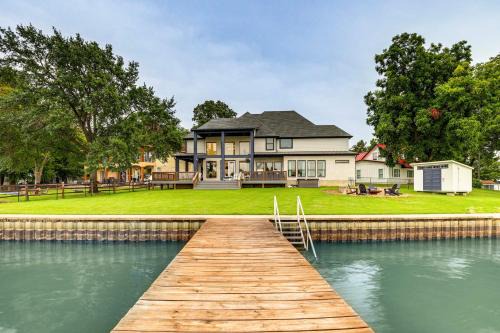 Gun Barrel City House | Dock and Hot Tub! High-End Cedar Creek Lake Retreat