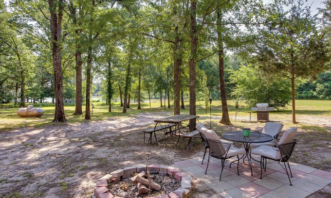 Wills Point Cottage | Dock & Fire Pit: Lake Tawakoni Vacation Rental!