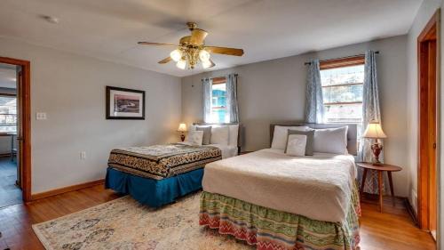 Savannah House | Dock&Volleyball! Near Downtown - Blue & Turquoise!