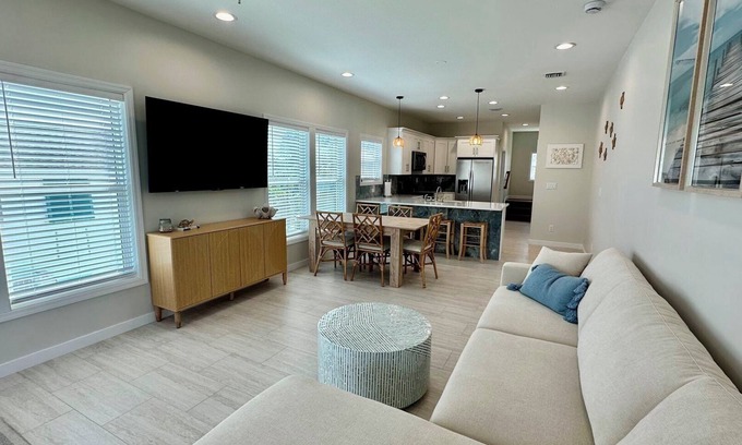 Mid Island House | Docked at Dakota Sunrise - Mid Island Retreat