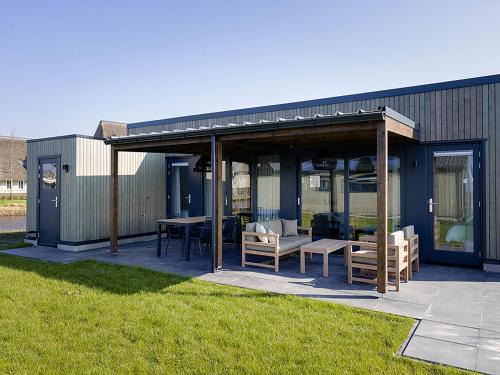 Delfstrahuizen House | Docklodge in Friesland with Private Mooring