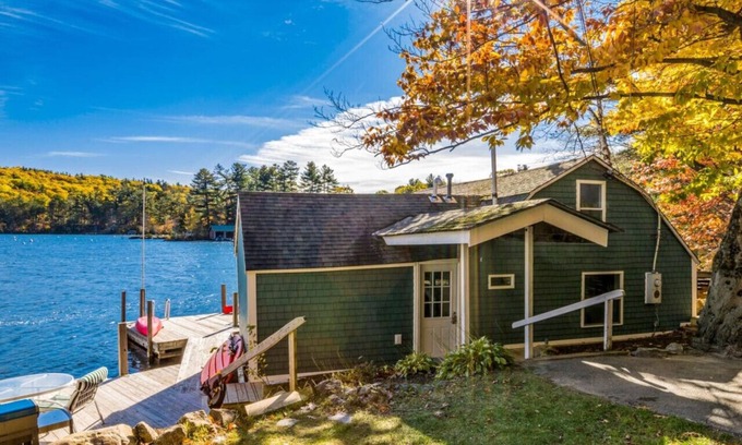 Newbury House | Dockside Dream | 4 mins to Mt Sunapee | Dock | VIEWS | Grill