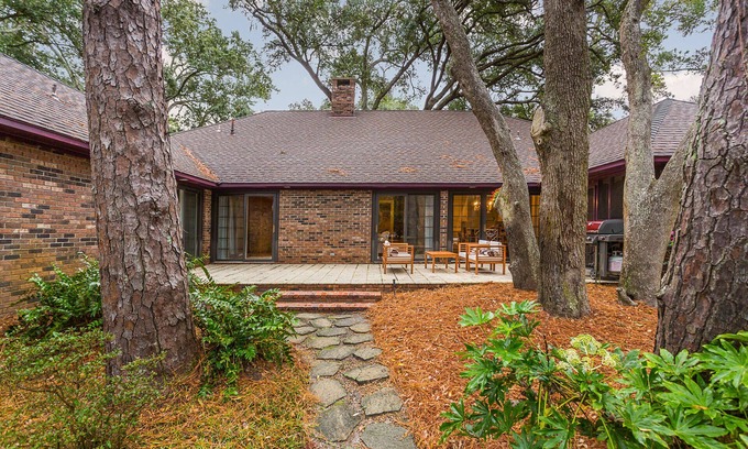 Saint Simons Island House | Dog Friendly! Custom Built Island Escape - Centrally Located to Everything! Golf course neighborhood!