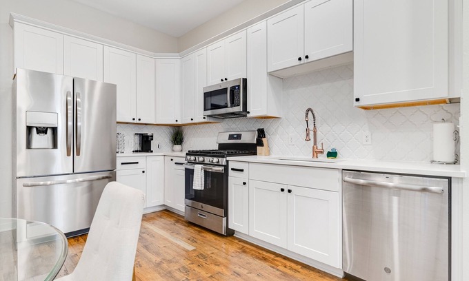 St. Johns House | Dog-friendly 2-story house near downtown with grill, washer/dryer, streaming, AC