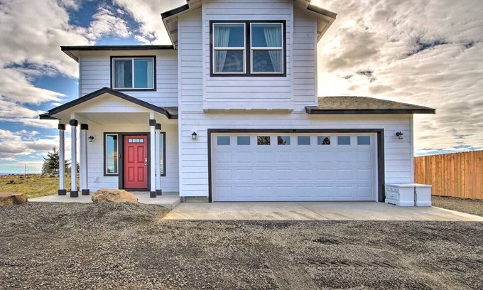 Cle Elum House | Dog-Friendly 3BR Home w/ Hot Tub & Game Room - 10mins from Cle Elum town center