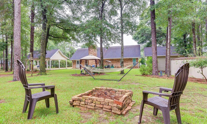 Semmes House | Dog-Friendly Alabama Retreat w/Patio & Fire Pit!