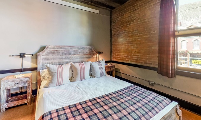 Silverton House | Dog-friendly and lovely suite with free WiFi & a kitchenette in a great location