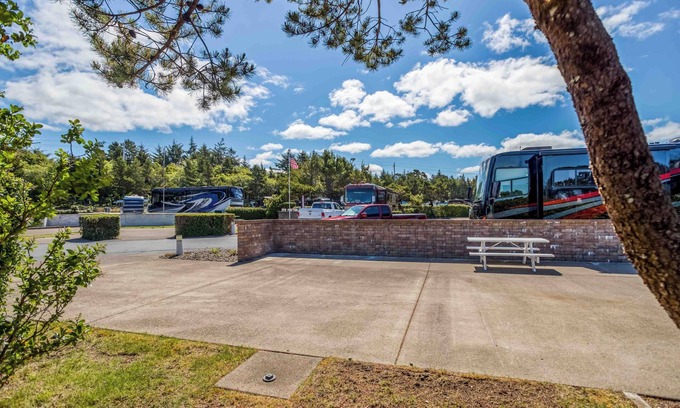 Agate Beach RV Rental | Dog Friendly, Available with 50AMP, 30AMP, Water and Sewer hook up's, WiFi