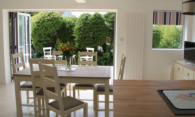 St Merryn House | Dog friendly bungalow with EV charger, a short walk to St Merryn village centre
