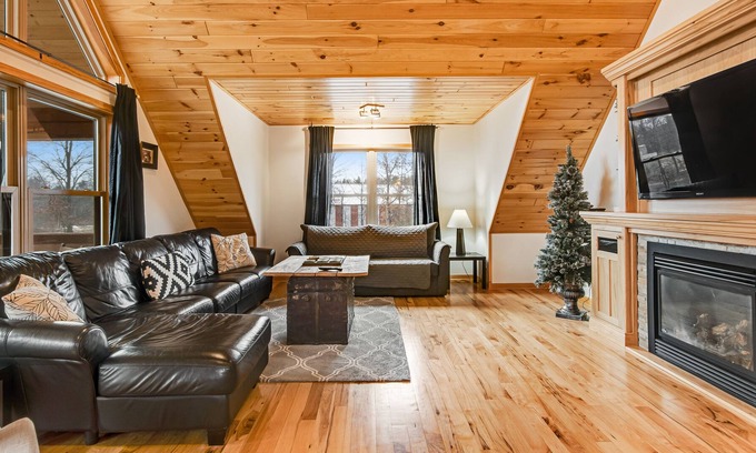 New Lisbon Cabin | Dog-Friendly Cabin Near State Park with Free WiFi, Gas Fireplace, & Pond Access