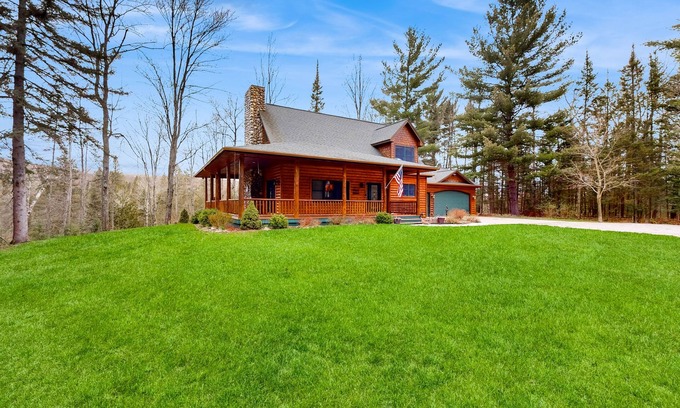 Vanderbilt Cabin | Dog-friendly cabin with a pellet stove, media room, & washer/dryer