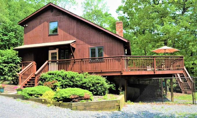 Stroudsburg Ski Chalet | Dog-Friendly Chalet in the Heart of the Poconos-Fenced Yard