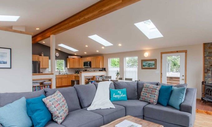 Manzanita House | Dog Friendly, close to town and the seasonal Manzanita Farmers Market! 4 bedrooms and 3.5 bathrooms.