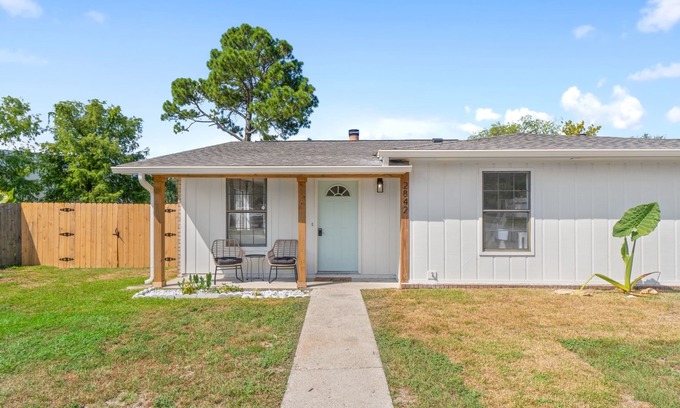 Gulf Breeze House | Dog-friendly coastal home with enclosed yard, firepit, grill, covered patio, AC