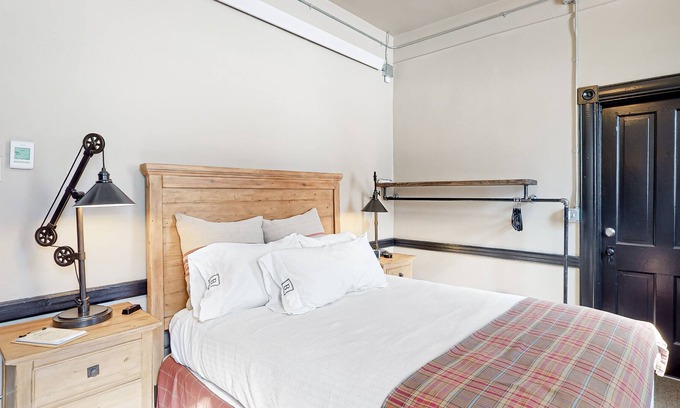 Silverton House | Dog-friendly & comfortable suite w/free WiFi & a kitchenette in a great location