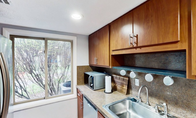 Avoca House | Dog-friendly golf-view townhouse pool, fireplace, golf on-site, pickleball, gym