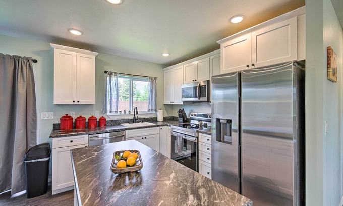 Grantsdale House | Dog-Friendly Hamilton Home w/ Mountain Views!
