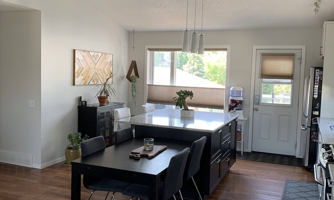 Cochrane House | Dog friendly home that is perfectly situated between the mountains and the city.