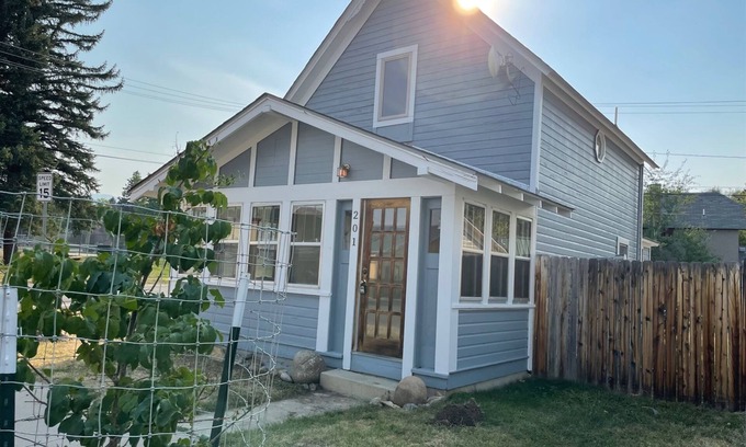 Red Lodge House | Dog Friendly home with Wi-Fi Close to downtown & 7 miles to RLM-Grizzly Grotto