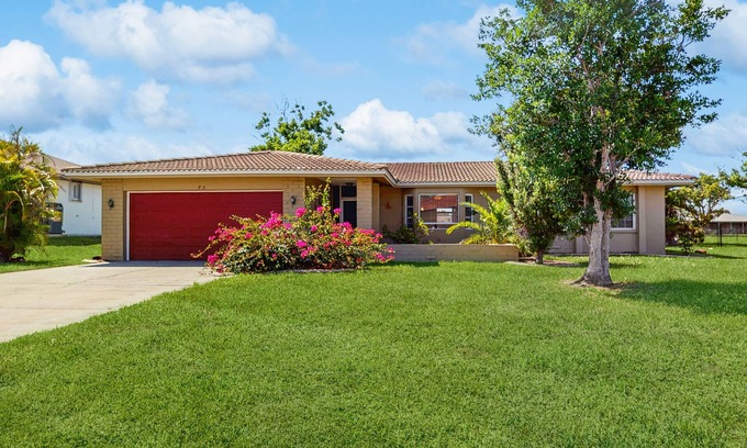 Oakland Hills House | Dog friendly house with private pool, lanai, and washer & dryer